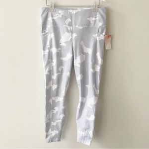 A Beautiful Soul | White & Grey Camo Print Cropped Leggings *NWT*